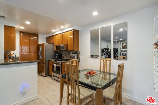 Building Photo - 3863 Thorncroft Ln