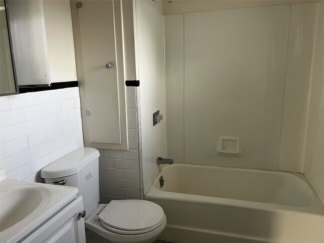 Building Photo - 124 Squires Ave