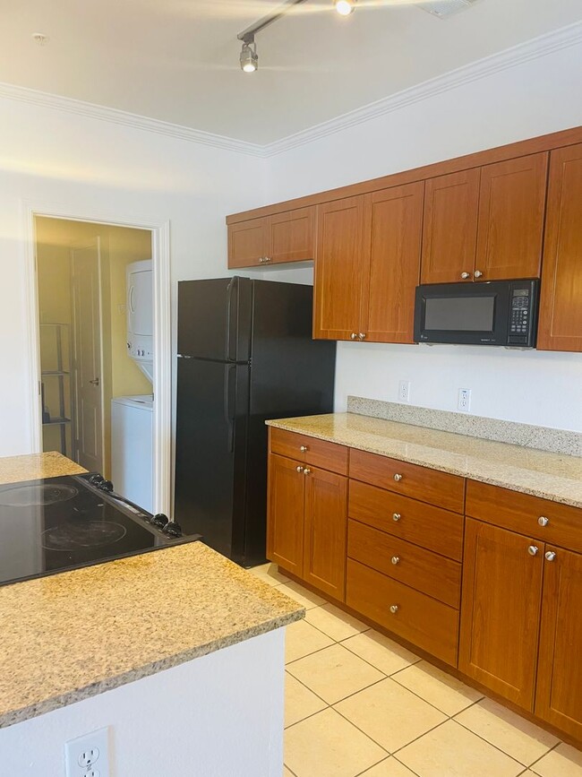 Building Photo - Beautiful North Davis 2bed/2 bath Upstairs...