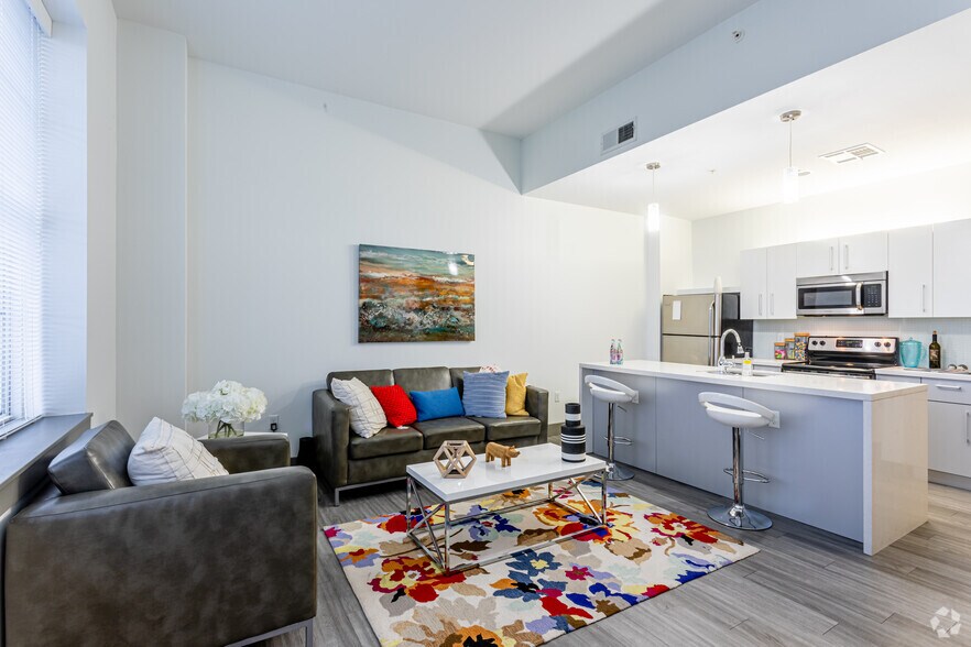 2BR, 2BA - 733 SF - Park East - Sky Eleven