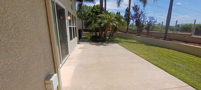 Building Photo - Bright And Airy End Unit In Gated Sanderling Community