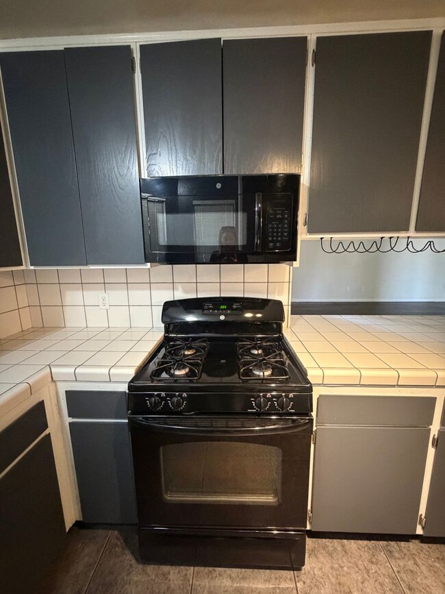 Building Photo - Charming 3 bedroom 2 bathroom home located in Lemoore