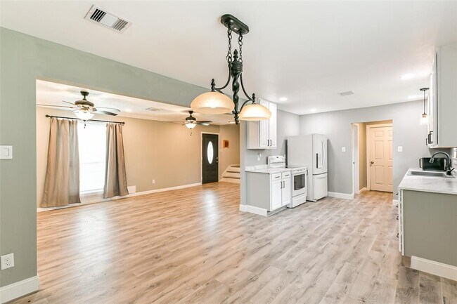 Building Photo - 207 Woodvale Dr