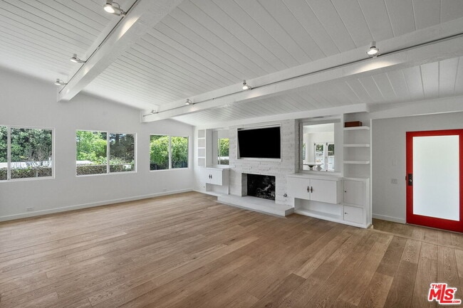 Building Photo - 1300 Bienveneda Ave