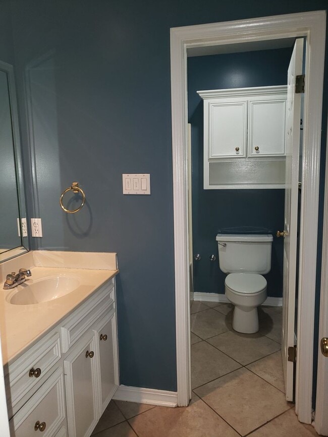 Building Photo - Beautiful 2 bed/2 bath townhome in the gat...