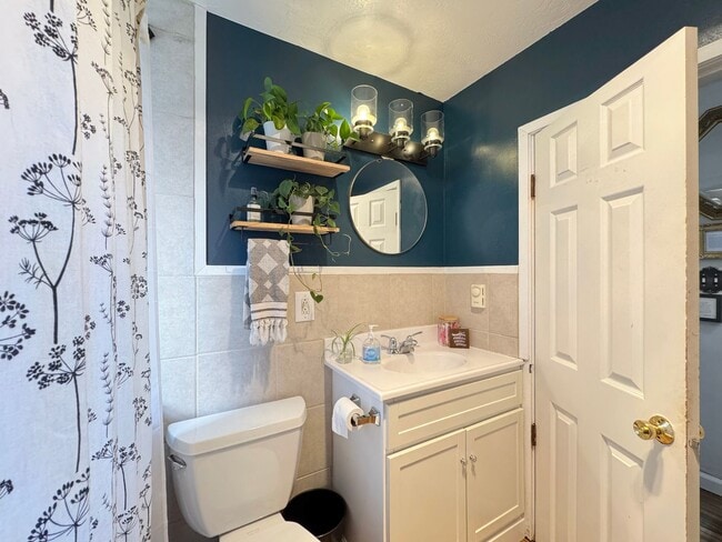 Building Photo - Charming Home for Lease