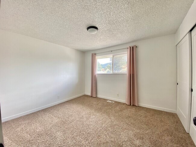 Building Photo - 4097 W 18th Ave