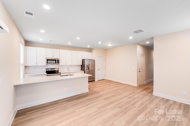 Building Photo - 645 Brookwood St