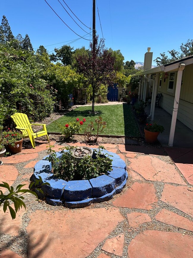 Building Photo - Gorgeous 4 Bed 2.5 Bath, single family hom...
