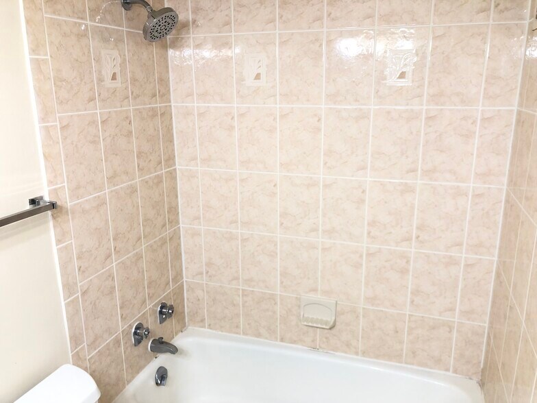 Full Bathroom Shower/Bathtub - 950 25th St NW
