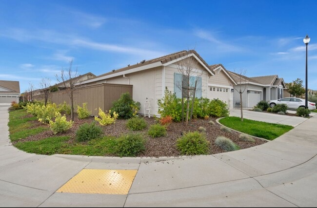Building Photo - **Welcome Home to Your Dream Residence in Roseville!**