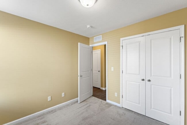 Building Photo - 3 bedroom 2 bath house for rent in abeautiful neighborhood.