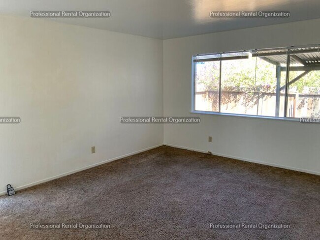 Building Photo - Coming Soon: Charming 2-Bed Duplex with Pa...