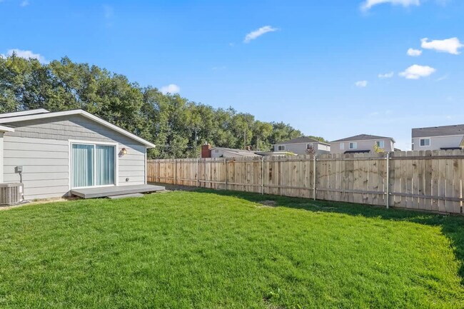 Building Photo - 1001 N Shamrock St