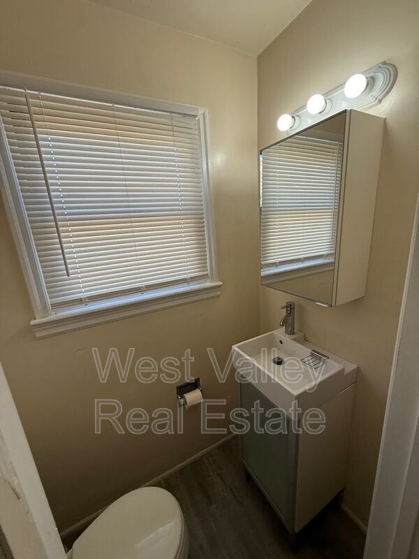 Building Photo - 334 B St