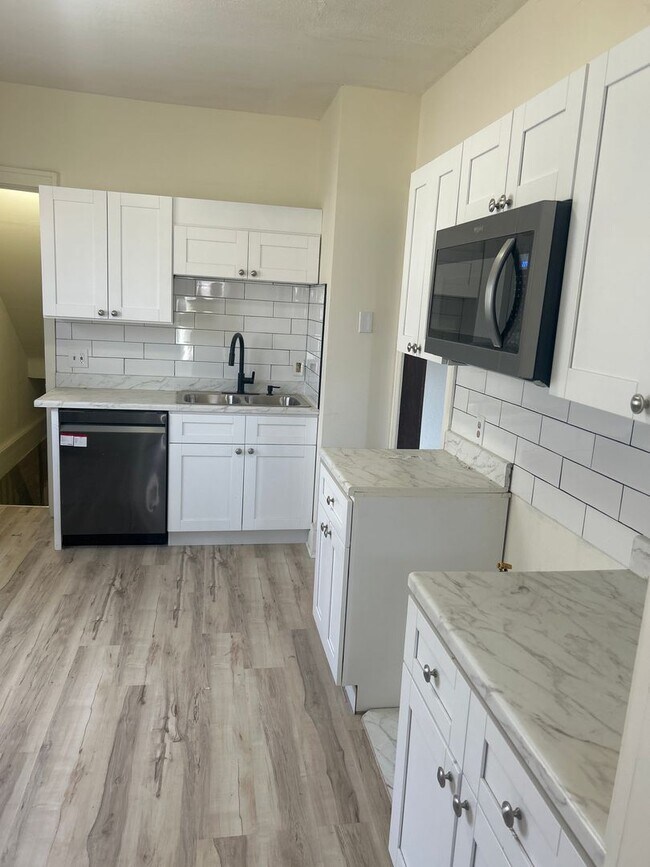 Building Photo - Gorgeous single family home! 4 Bed 2 Bath House Available 10/01/24