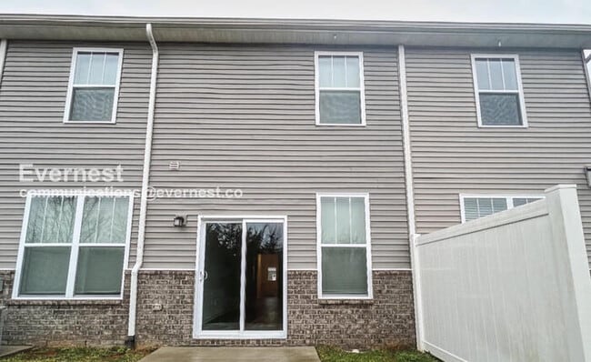 Building Photo - 3 Bed/2.5 Bath Townhome with Garage / Pet-Friendly / Available Now!
