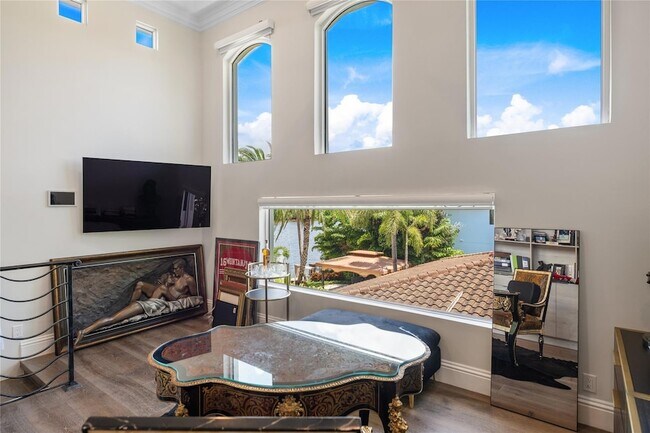 Building Photo - 2307 N Riverside Dr