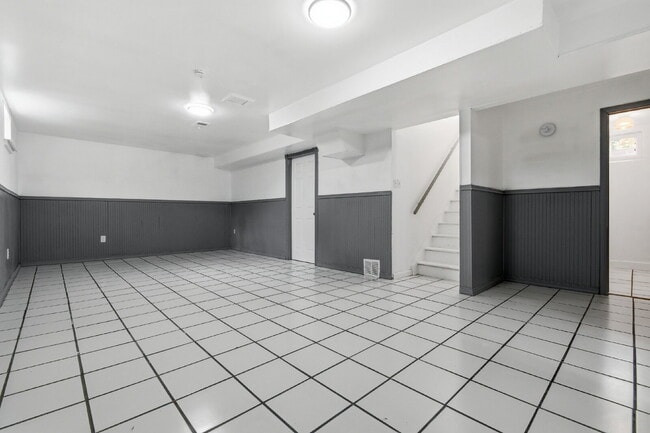 Building Photo - Charming 3-Bedroom with 2 Baths and Extra Room in Basement!