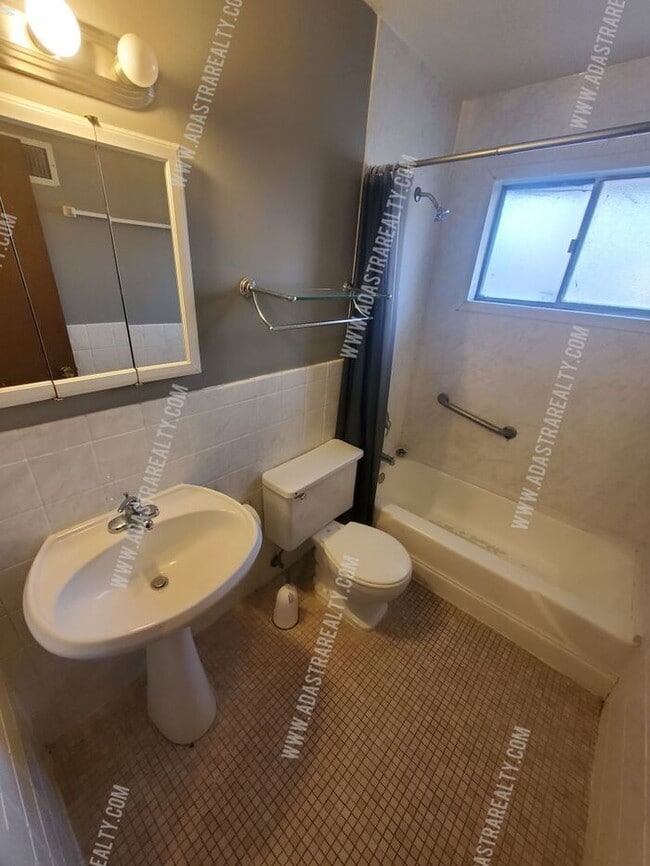 Building Photo - North Overland Park Duplex-Available in MAY!!