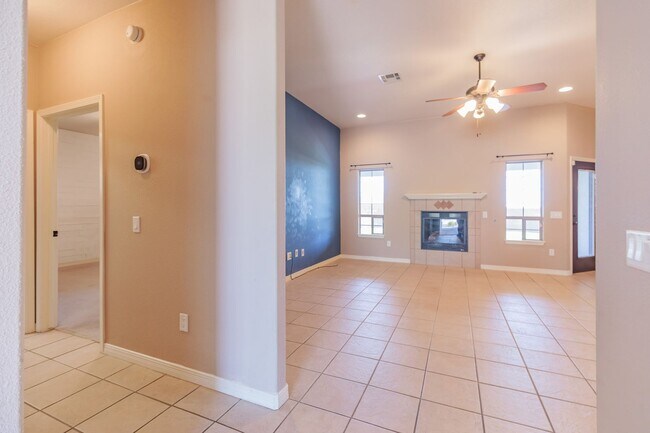 Building Photo - 3 bed 2 bath beautiful home!
