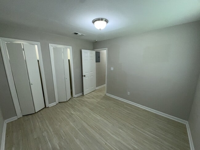 Building Photo - 4923-4923 Woodmont Dr