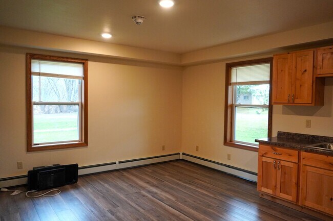 Building Photo - 1 Bedroom 1 Bath Apartment Available- All Utilities Included