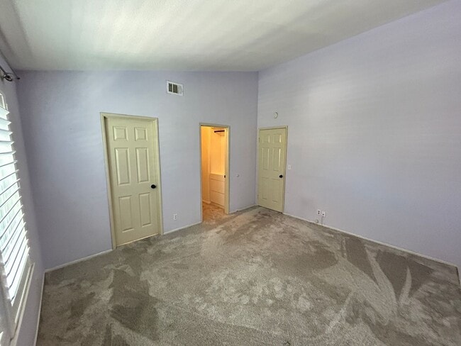 Building Photo - Beautiful 3 Bedroom 3 Bath Townhome with Loft in Orange!