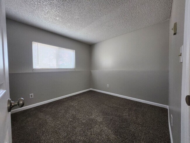 Building Photo - 2922 Straus Ln
