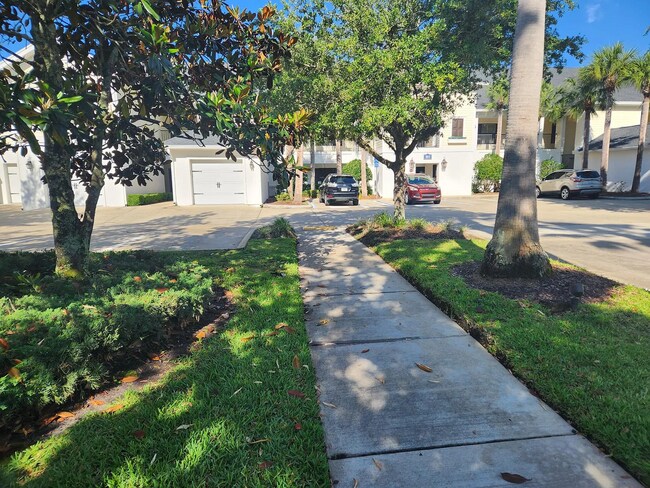 Building Photo - 2/2/1 Condo Pond View