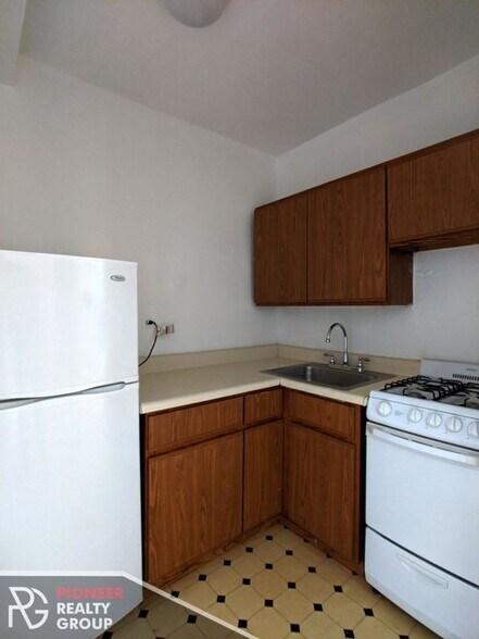 Building Photo - 711 W Belmont Ave