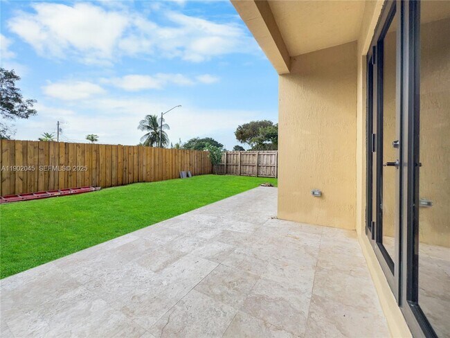 Building Photo - 1736 NE 9th Dr