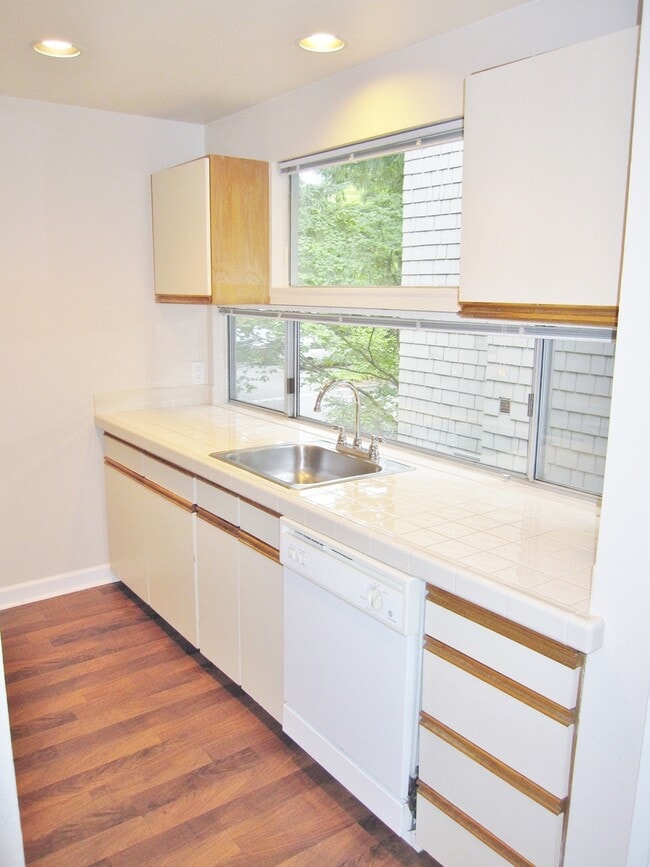 Building Photo - Spacious Lake Oswego 2Bdr w/Fireplace, Dishwasher, W/D, & Balcony!