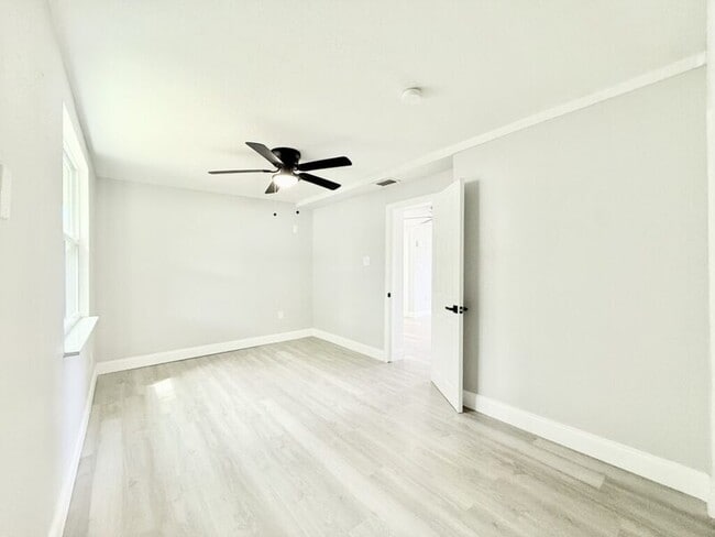 Building Photo - 3250 Coldwell Dr