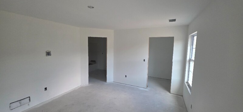 Building Photo - 2975 E Valley Rd