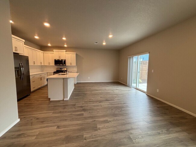 Building Photo - Beautiful 4 Bed/2.5 Bath Plus Office with ...