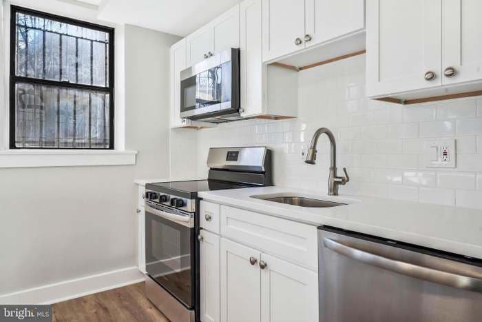 Building Photo - 212 Oakwood St SE