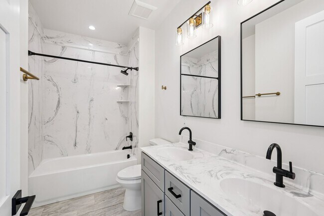 Building Photo - 910 E Roma Ave