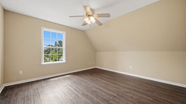 Building Photo - 3 bedroom, 2 bath adorable home in Cleveland!