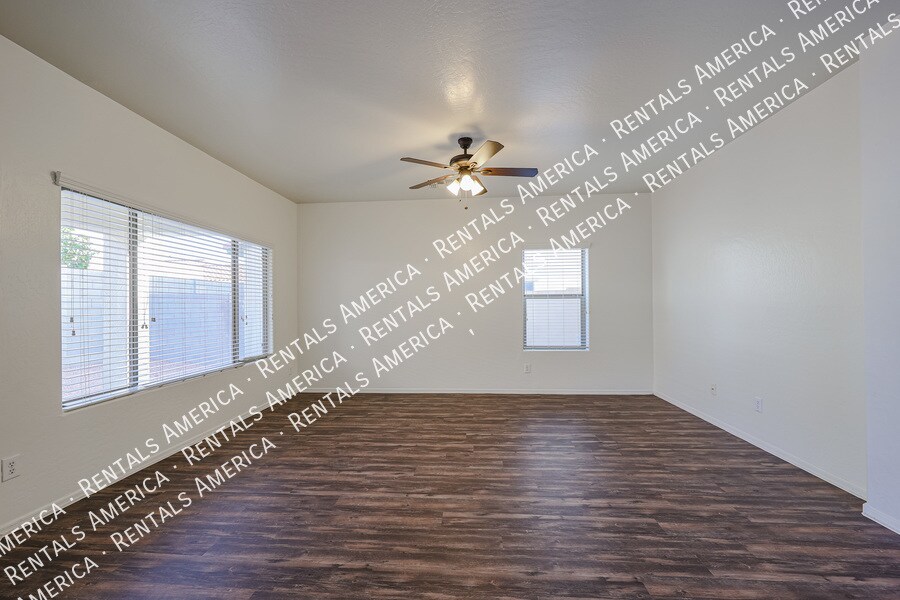 Building Photo - 323 N 76th Pl