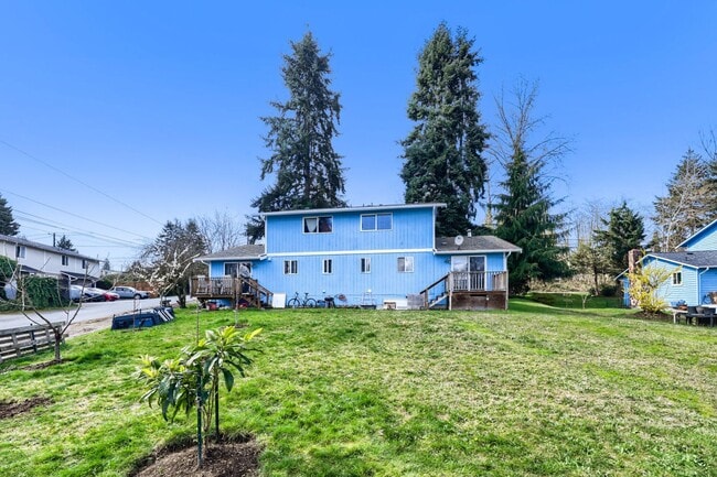 Building Photo - 14115 Admiralty Way