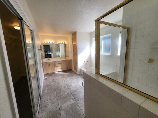 Building Photo - 2121 Courtside Dr- Spacious House now available in the Silver Oak Community!