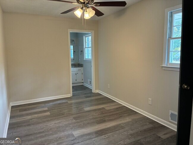 Building Photo - 6322 W Fayetteville Rd