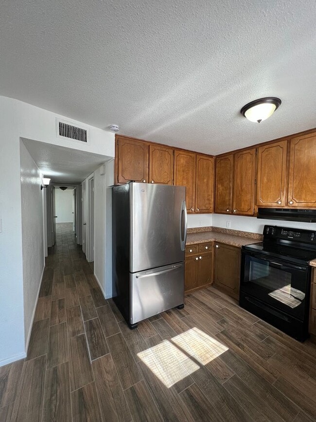 Building Photo - REMODELED 3 BEDROOM IN TOWN!