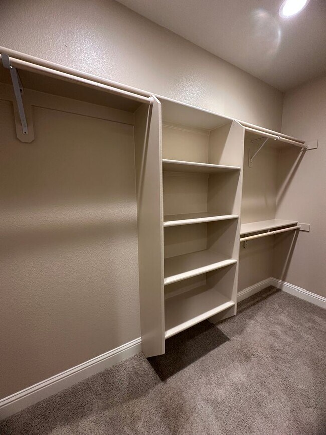 Building Photo - IMMACULANT 4 BEDROOM HOME 2.5 BATHROOM IN SALT CREEK