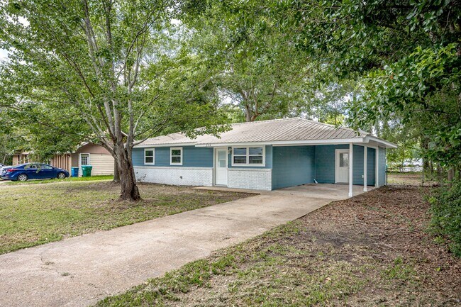 Building Photo - Charming Home in the Heart of Ocean Springs!
