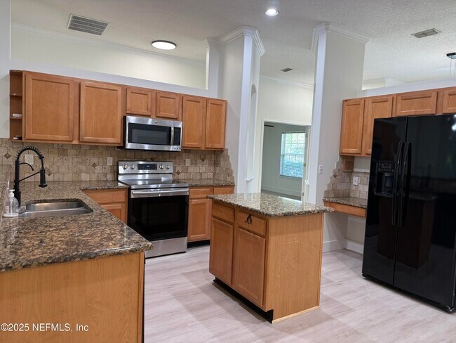 Building Photo - 12244 Lake Fern Dr
