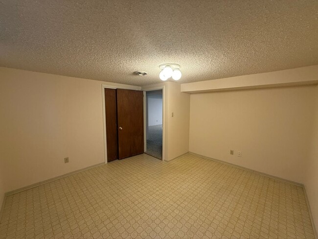 Building Photo - Large  two bedroom, two bathroom, pet friendly home!