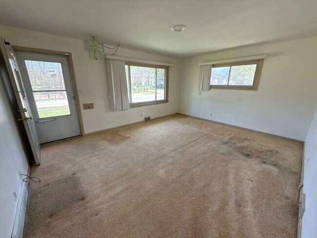 Building Photo - 3 BED 1.5 BATH SINGLE FAMILY HOME