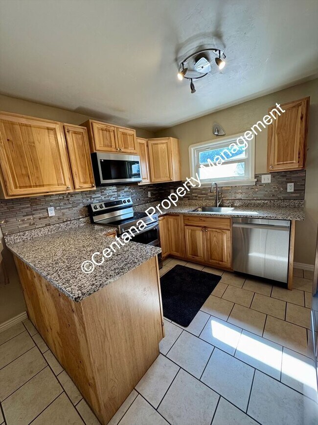 Building Photo - $500 off first months rent on 3 bed 2 bath...